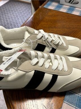 DV by Dolce Vita Cream & Black Low-Profile Women's Sneakers